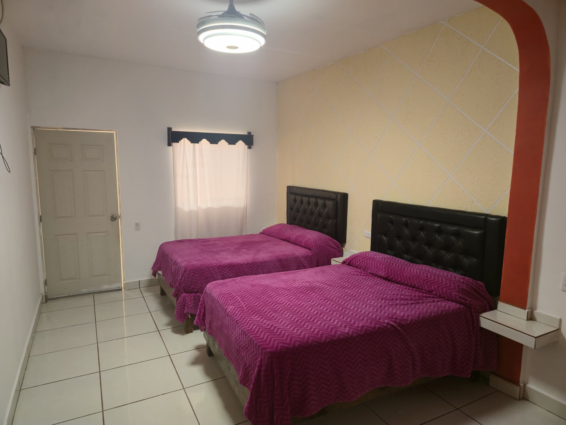 Dos camas matrimoniales en una de las habitaciones 1 a 3