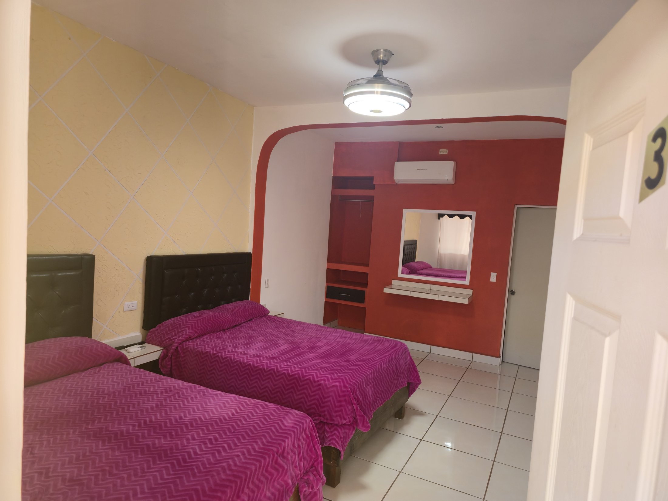 Habitación 3 de Hostal El Primo con dos camas matrimoniales