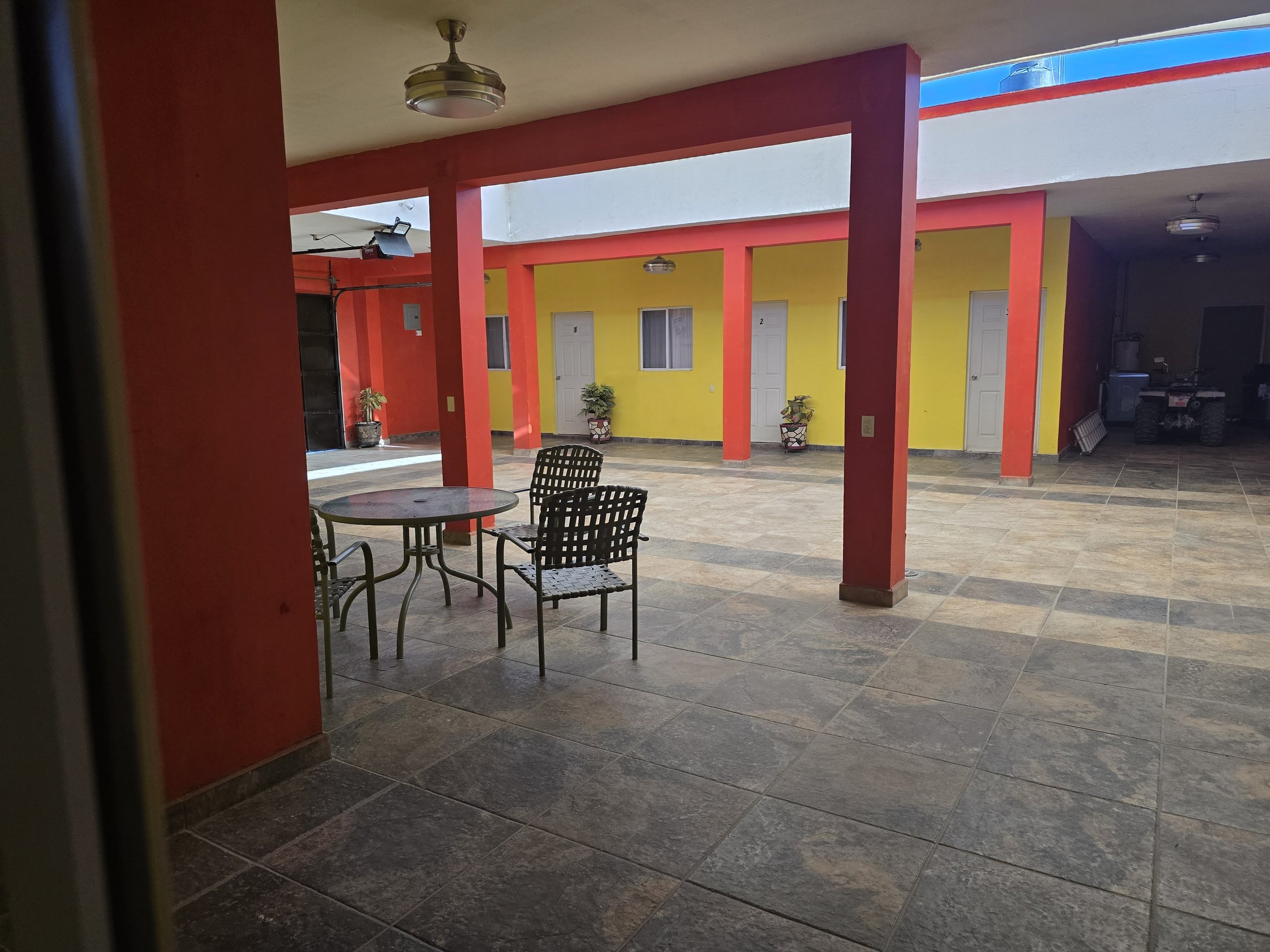 Patio y accesos exteriores de las habitaciones de Hostal El Primo